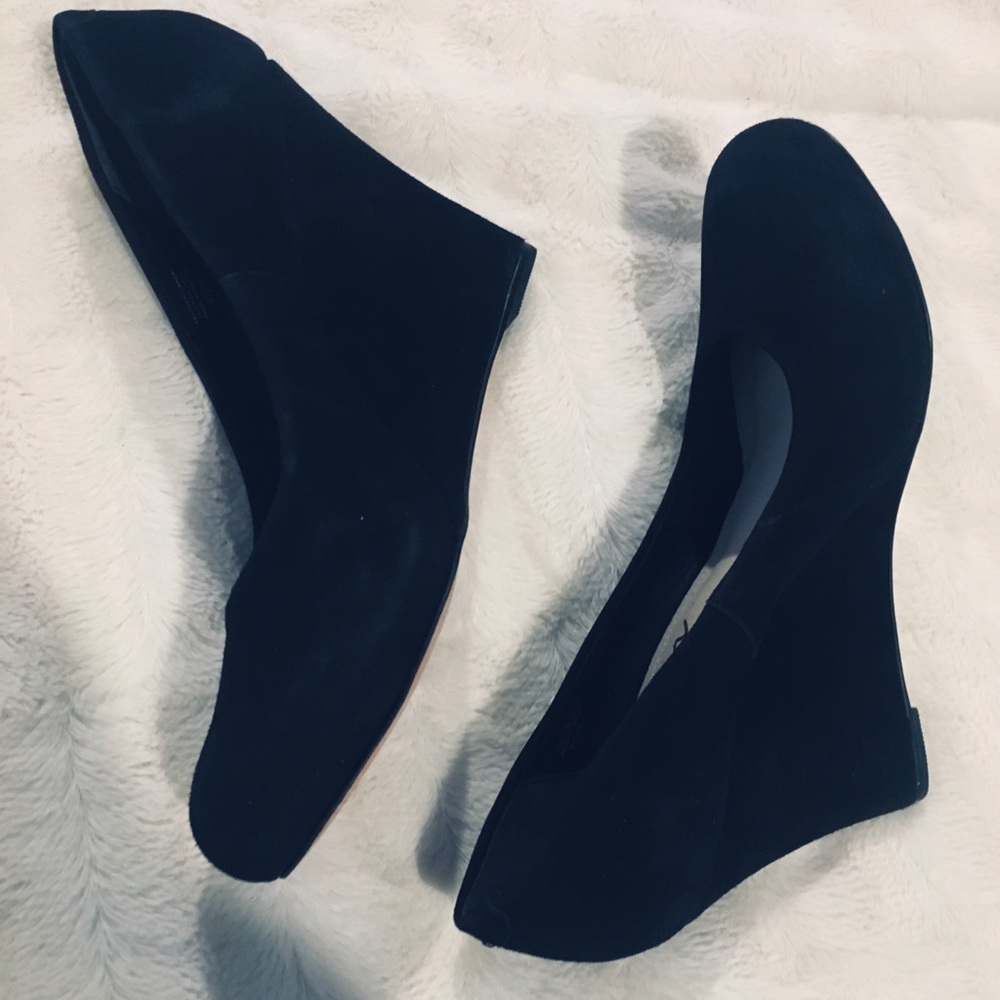 Rowen black suede wedges. 9 1/2 M.